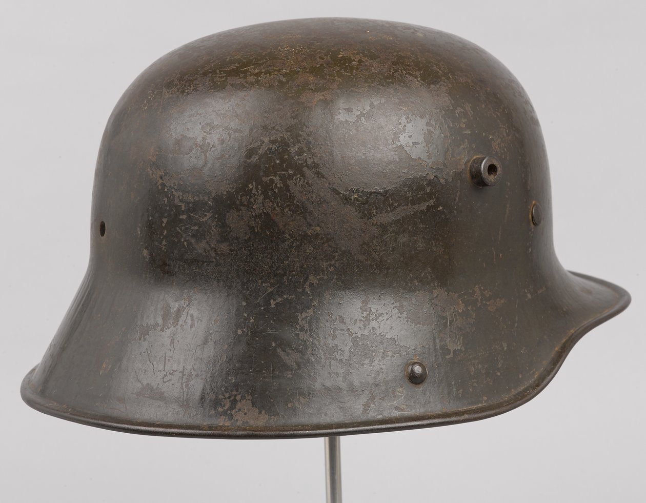 Alman çelik miğferi veya 'Stahlhelm', c.1916 (kask) by German School