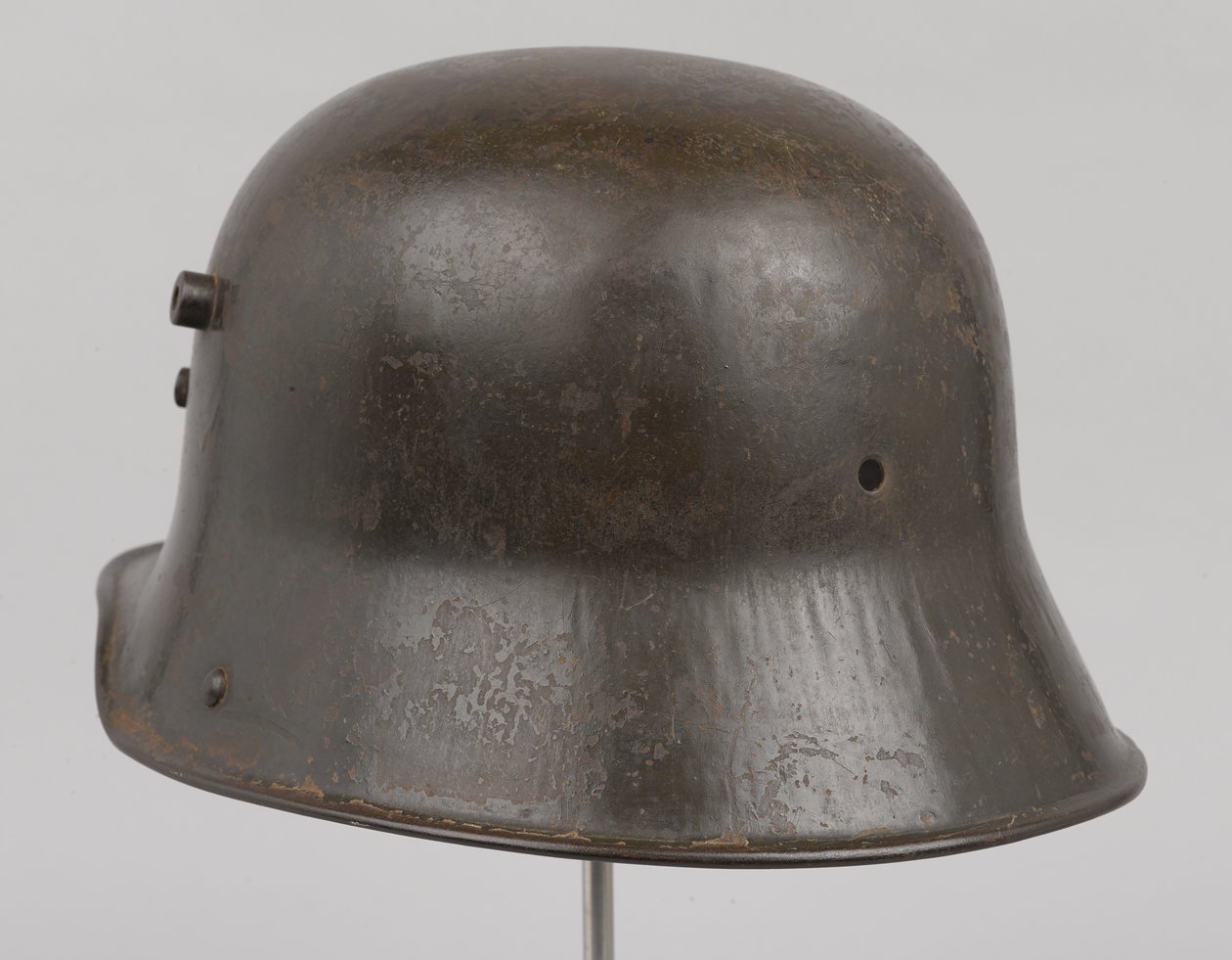 Alman çelik miğferi veya 'Stahlhelm', c.1916 (kask) by German School