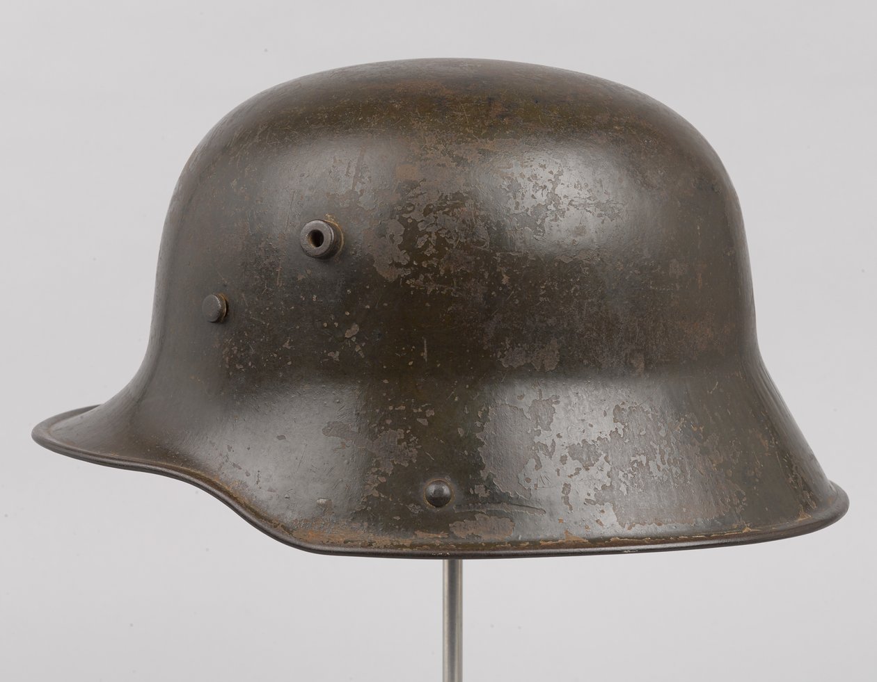 Alman çelik miğferi veya 'Stahlhelm', c.1916 (kask) by German School