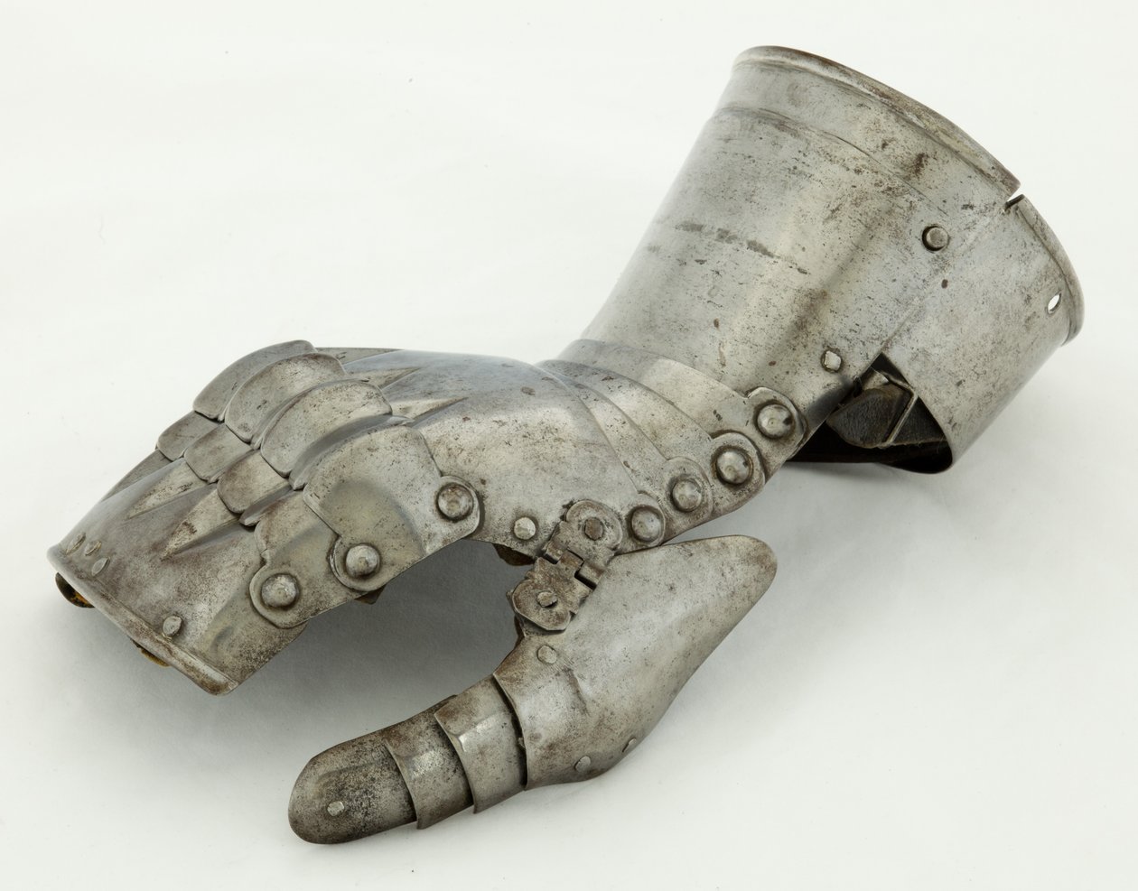 Sol Eldiven, c.1490-1510, restore edilmiş 19. yüzyıl (çelik ve deri) by German School