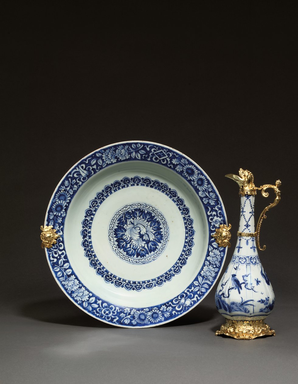 Monte edilmiş Çin ibrik ve çanak, Augsburg, c.1655-60 (porselen ve gümüş yaldızlı) (ayrıca bkz. 1153958) by German School