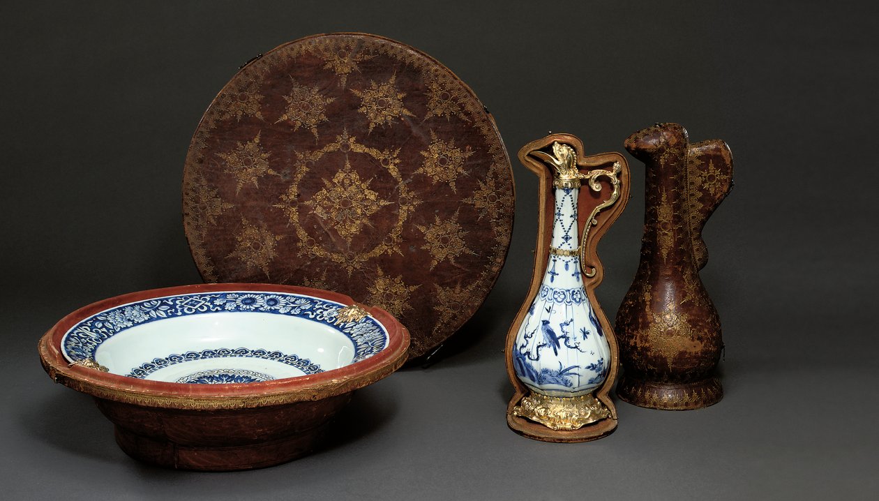 Orijinal kutularda monte edilmiş Çin ibrik ve çanak, Augsburg, c.1655-60 by German School