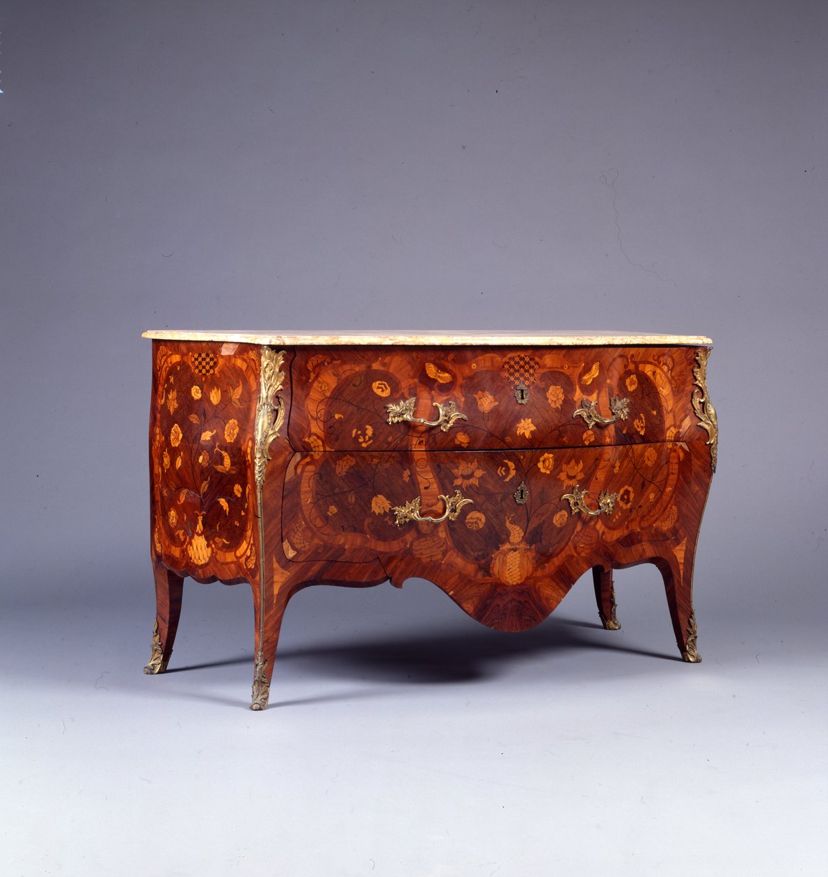 Bir çift kakmacılık ve parke komodinden biri, c.1765 (laklı pirinç üzerine monte edilmiş kral ağacı, amaranth, lale ağacı ve bois satine) (ayrıca bkz. 463022) by German School