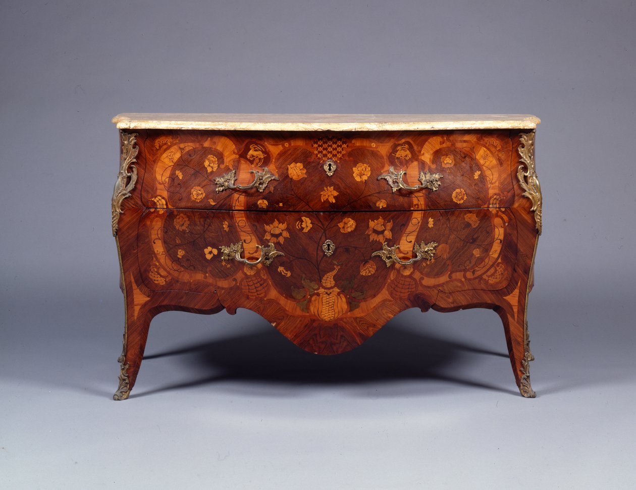 Bir çift kakma ve parke komodinden biri, c.1765 (laklı pirinç monte kral ağacı, amaranth, lale ağacı ve bois satine) (ayrıca bkz. 463023) by German School