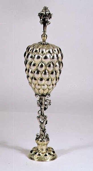 Ananas şekilli fincan ve kapak, Nürnberg, c.1620 (gümüş yaldızlı) by German School