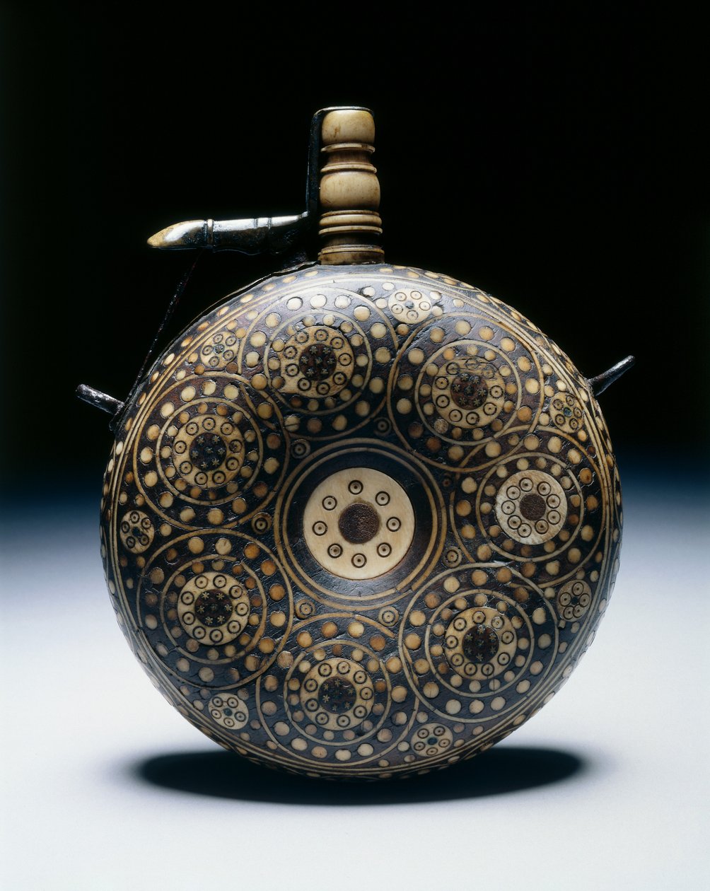 Toz matara, c.1620-50 (boynuzlu, kemikli, pirinçli ve demirli ceviz) by German School
