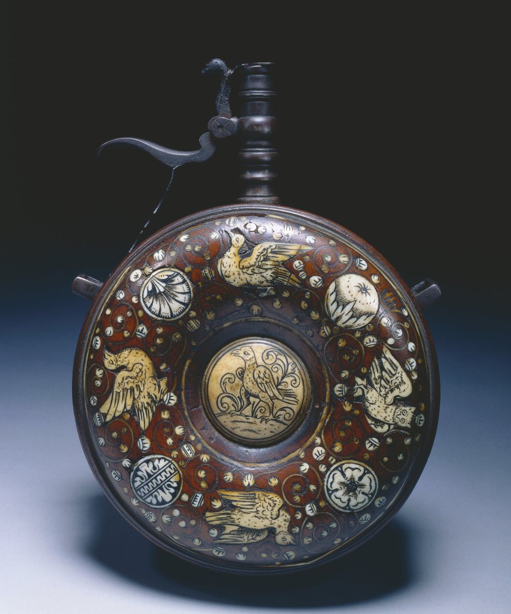 Toz matara, c.1620-50 (fildişi ve çelik ile ceviz) by German School