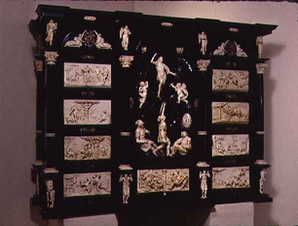 Güney Alman Kunstcabinet, oyma figürler ve plaklarla süslenmiş, 1690 (ebonized ahşap ve fildişi) by German School