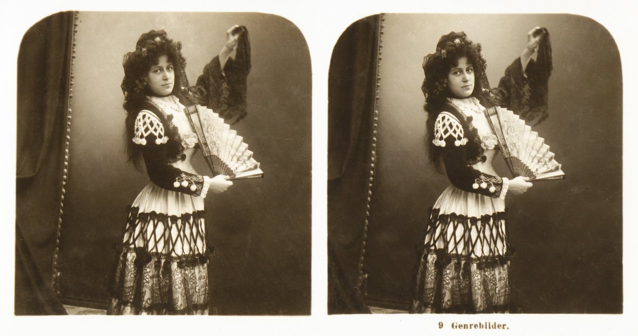 Aragon bölgesinden geleneksel İspanyol kostümlü genç bir kadını betimleyen stereoskopik kart, 1900 dolayları (sepya fotoğrafı) by German School
