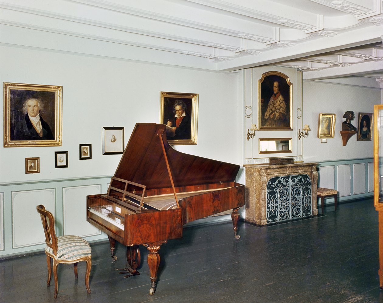 Ludwig van Beethoven'a (1770-1827) ait kuyruklu piyanolu bir odanın görünümü by German School