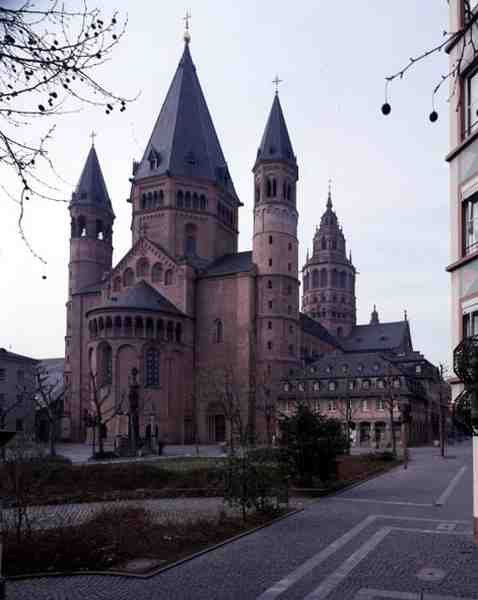 Kuzeydoğudan St. Martin ve St. Stephan Katedrali