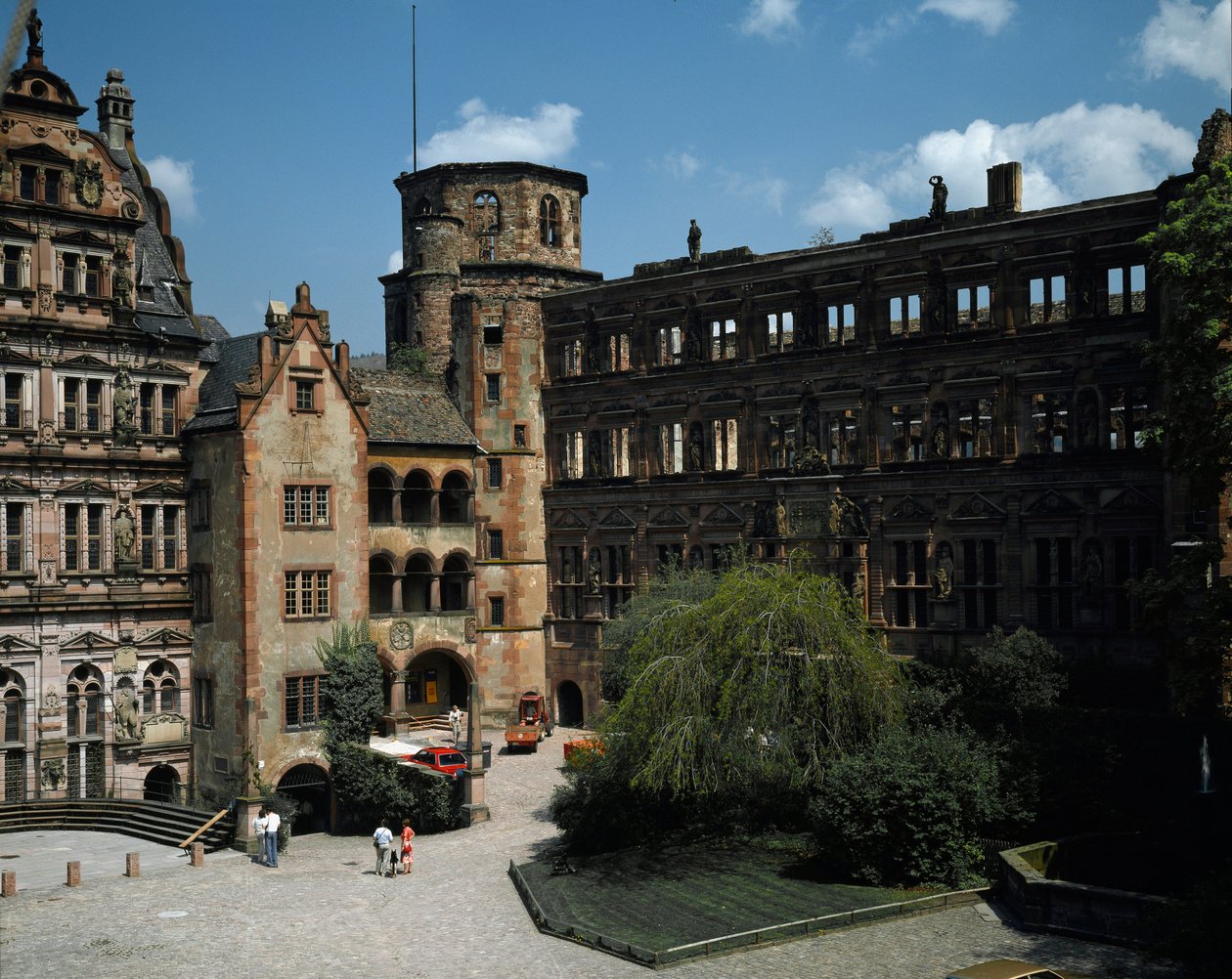 16. yüzyılda inşa edilmiş Heidelberg kalesinin görünümü. Almanya by German School