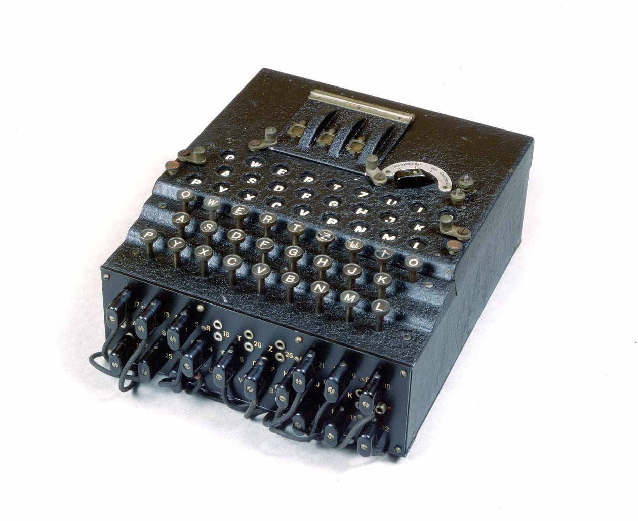 Savaş 1939-1945. Alman mühendis Arthur Scherbius (1878-1929) tarafından icat edilen “Enigma” kod çözme makinesi. by German School