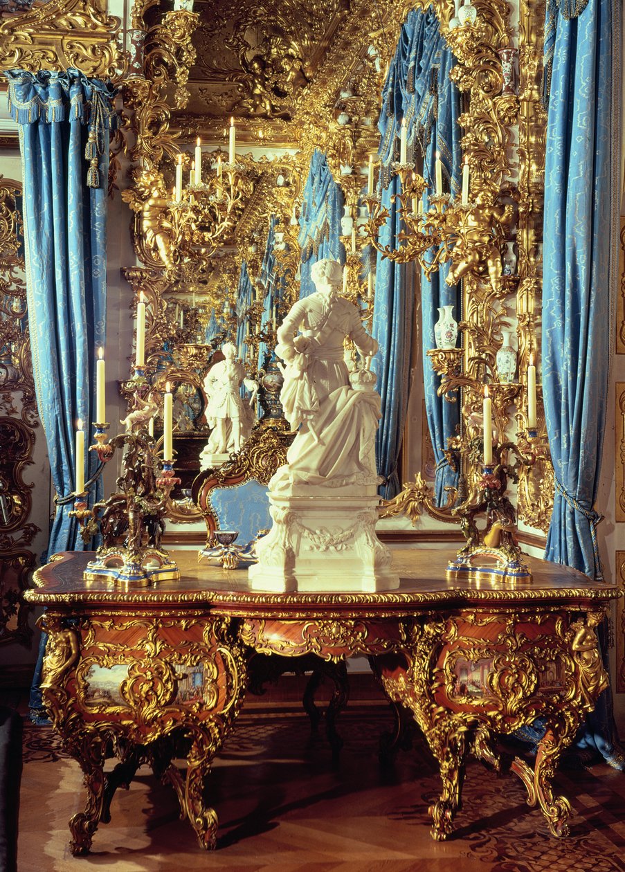 Ayna Odasında yazı masası ve Louis XV heykeli by German School