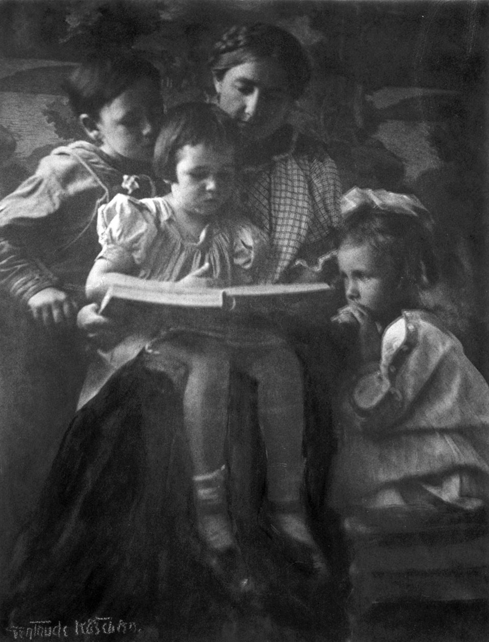 Gertrude Kasebier 1852-1934 tarafından kitap okuyan kadın ve çocuklar, fotoğrafçı.. fotoğraf baskısı by Gertrude Käsebier