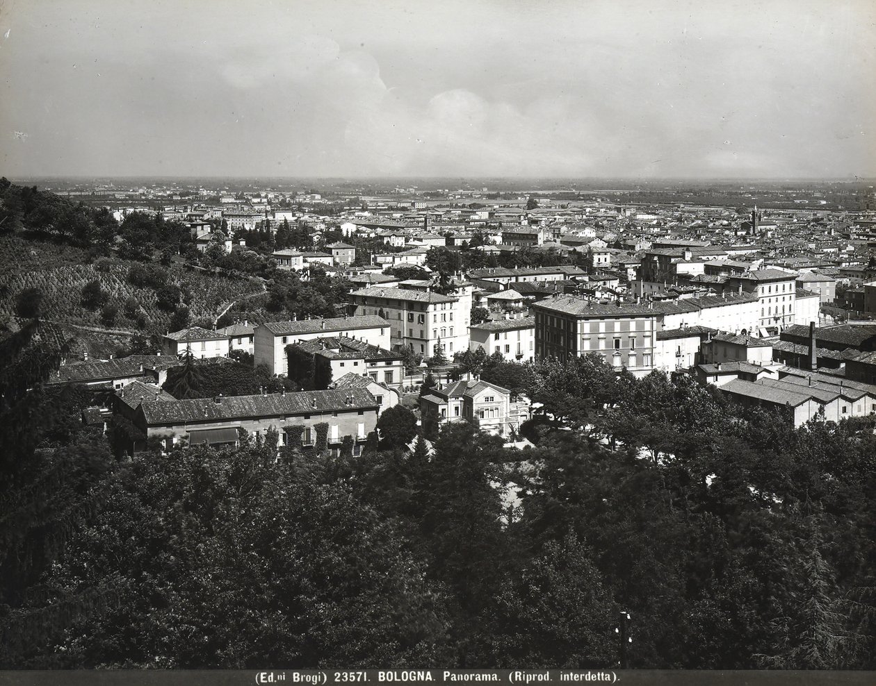 Bazı fabrikalar ve bir tepe ile Bologna Panoraması. by Giacomo Brogi