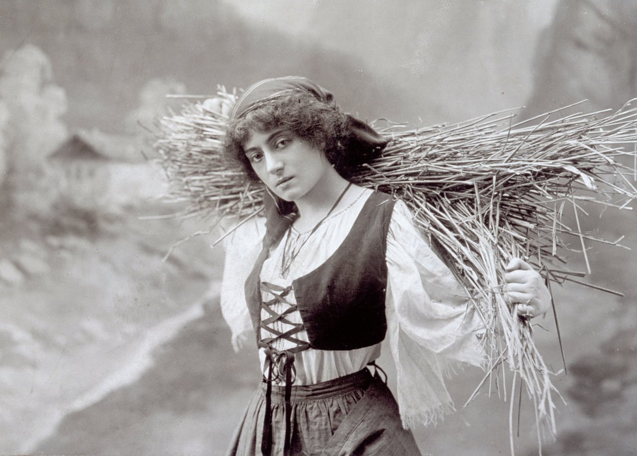 Bir demet saman taşıyan geleneksel elbiseli genç kadın (s/b fotoğraf) by Giacomo Brogi