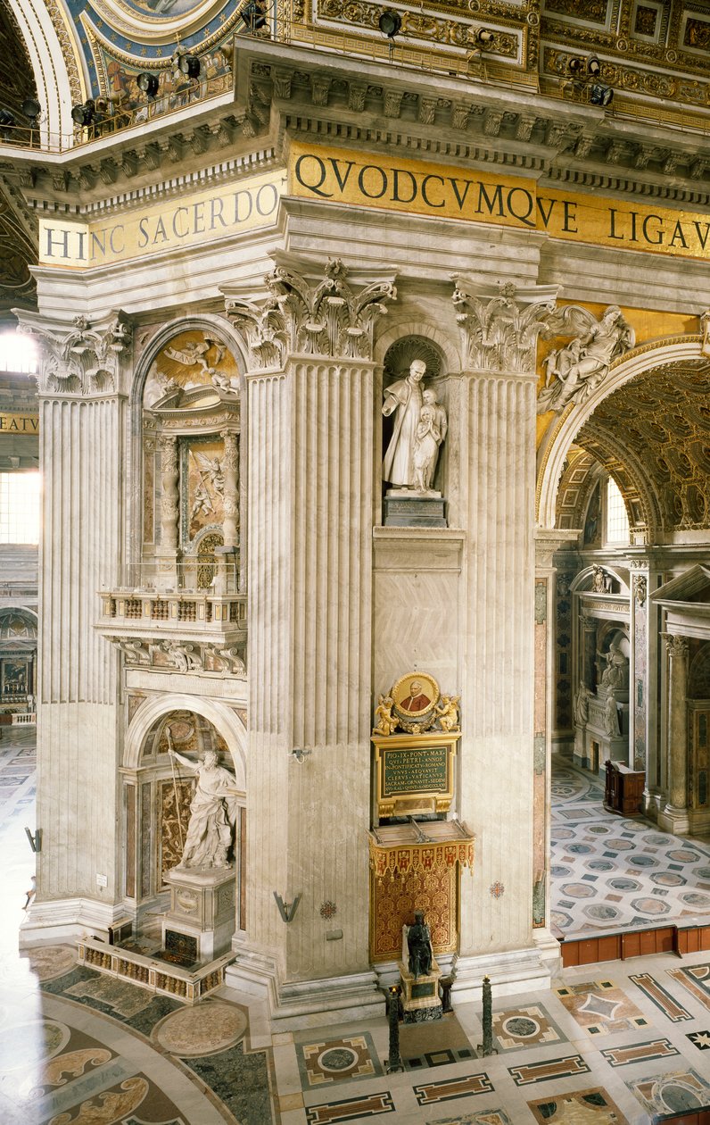 Sağdaki ilk sütunda Gian Lorenzo Bernini (1598-1680) tarafından yapılan süslemeler, Aziz Petrus Bazilikası