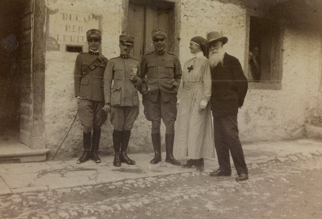"Pictures of War II" albümü: Kızıl Haç ve İtalyan askerleri (s/b fotoğraf) by Gigliucci Gigliucci