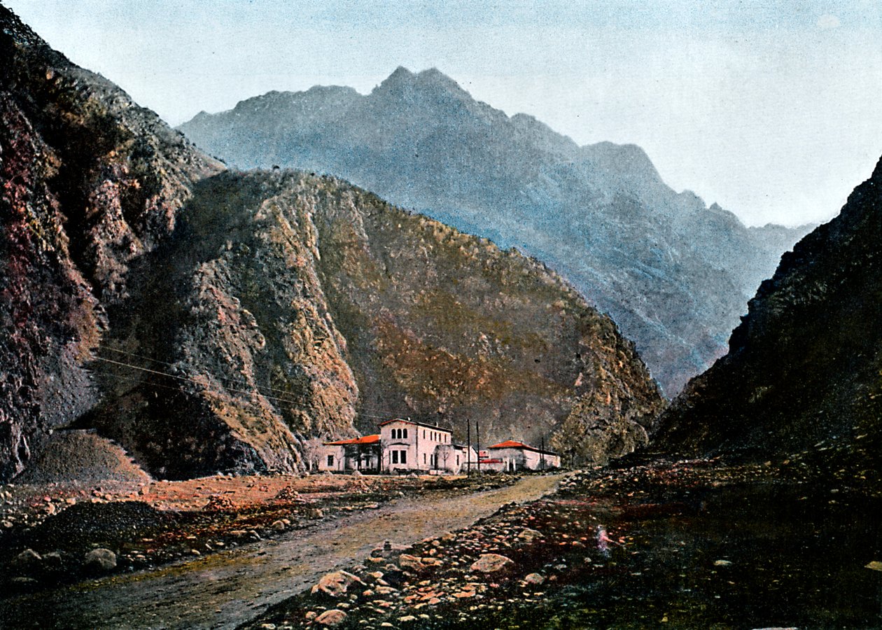 Askeri bir yol üzerindeki istasyon, Kaichaour, c1890. by Gillot