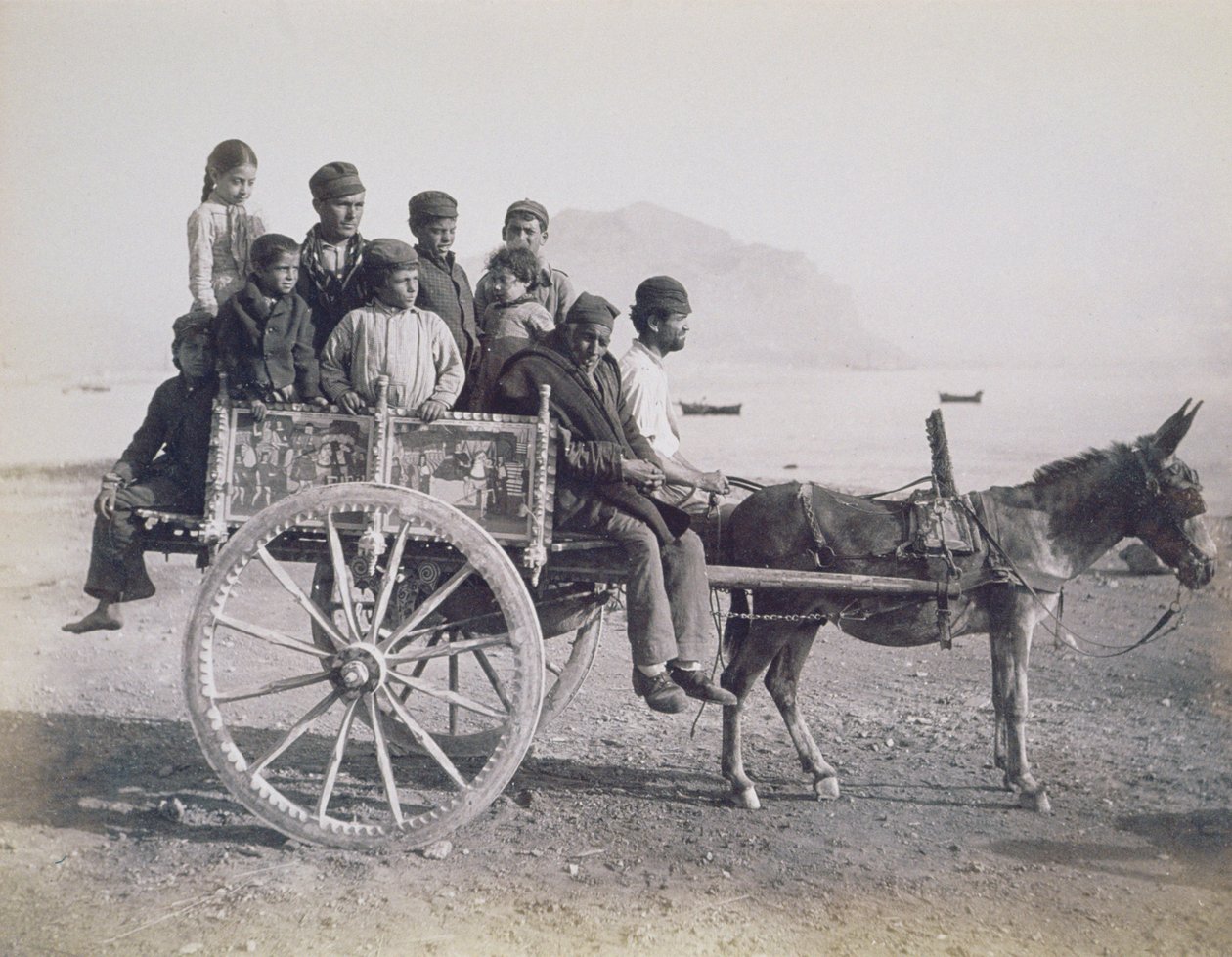Bir katır tarafından çekilen kalabalık bir vagon, Palermo, Sicilya, 1880 dolayları (albüm baskısı) by Giorgio Sommer