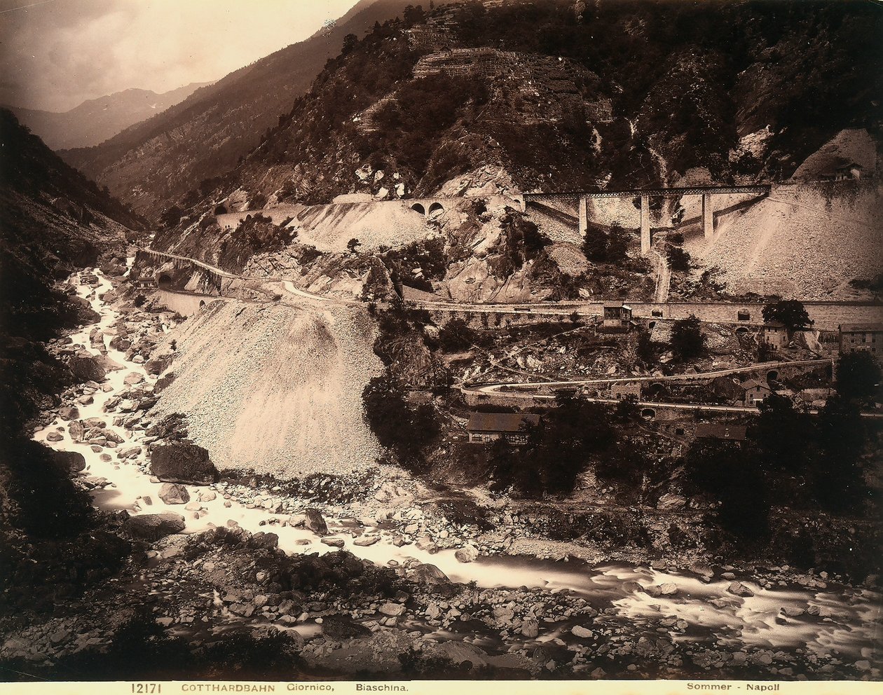 Giornico ve Biasca arasındaki San Gottardo demiryolunun bir uzantısı by Giorgio Sommer