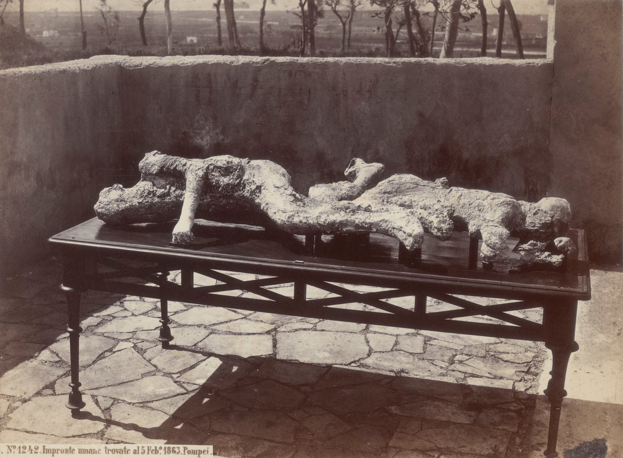 İnsan ayak izleri, Pompeii [İnsan Atmaları, Pompeii] by Giorgio Sommer