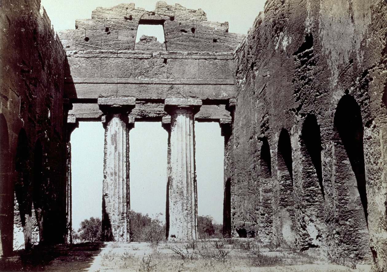 Agrigento'daki Tapınaklar Vadisi'ndeki Concordia Tapınağı'nın içi. Ön planda iki dorik sütun; yanlarda, kemerli bir çevre duvarı by Giorgio Sommer