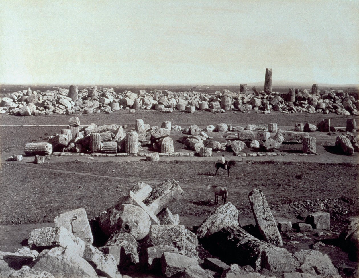 Selinunte'deki Minerva Tapınağı ve Apollon Tapınağı'nın kalıntılarının panoraması. Arkeolojik sit kalıntıları arasında at sırtında bir adam var. by Giorgio Sommer
