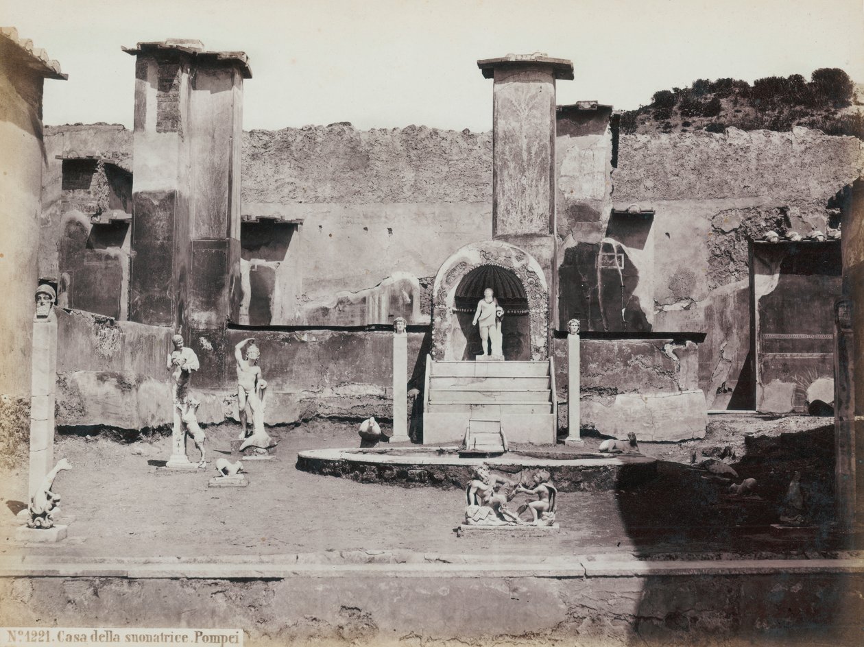 Pompeii'deki Marcus Lucretius Evi'nin mermer heykeller ve otlarla süslenmiş yükseltilmiş bahçesinin kısmi görünümü. Merkezde nişli bir şadırvan. Duvar resimlerinin arka plan parçaları by Giorgio Sommer