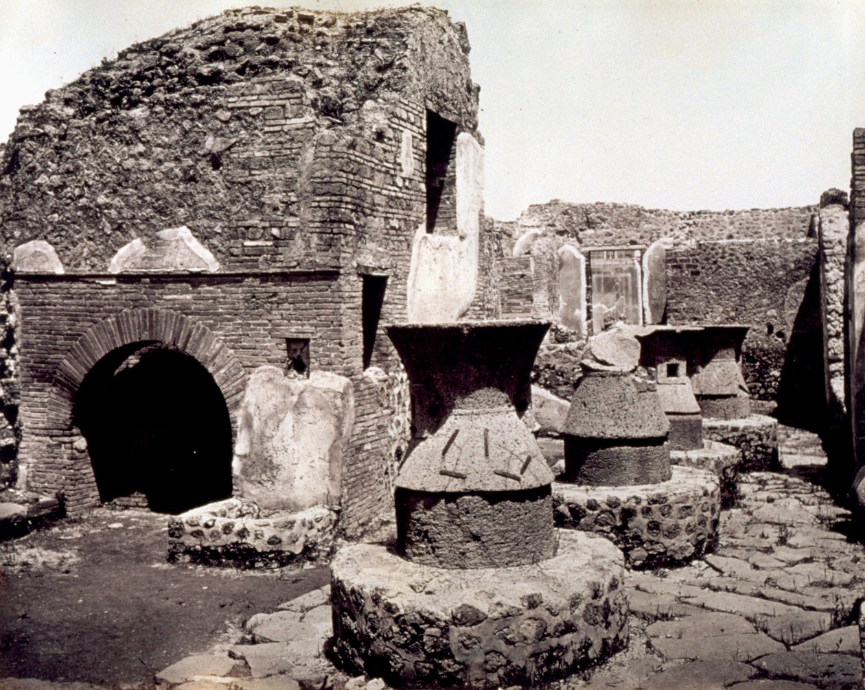 Pompei: Bir fırıncının çalışma odasının görünümü by Giorgio Sommer