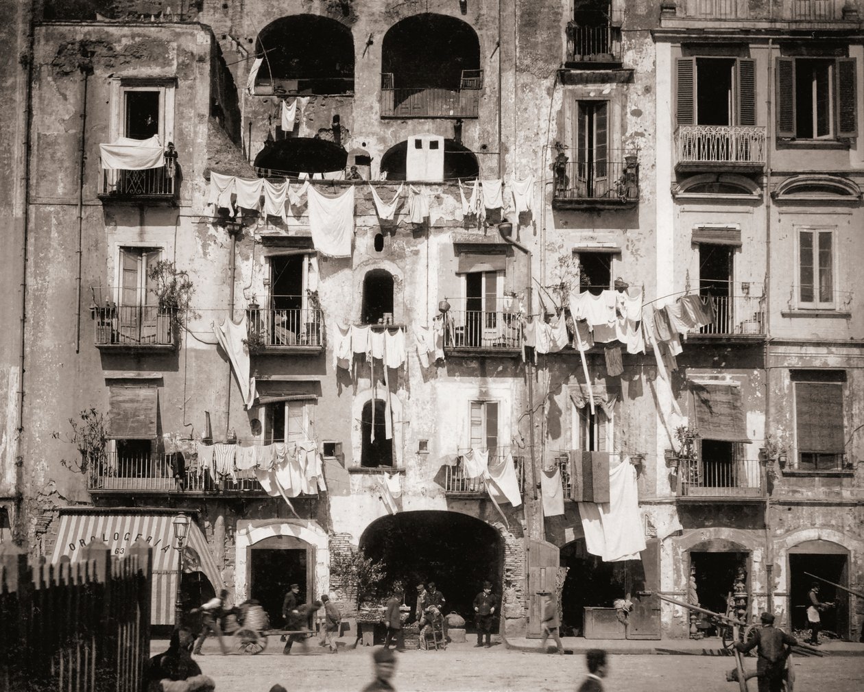 Sokak sahnesi, Napoli, İtalya by Giorgio Sommer