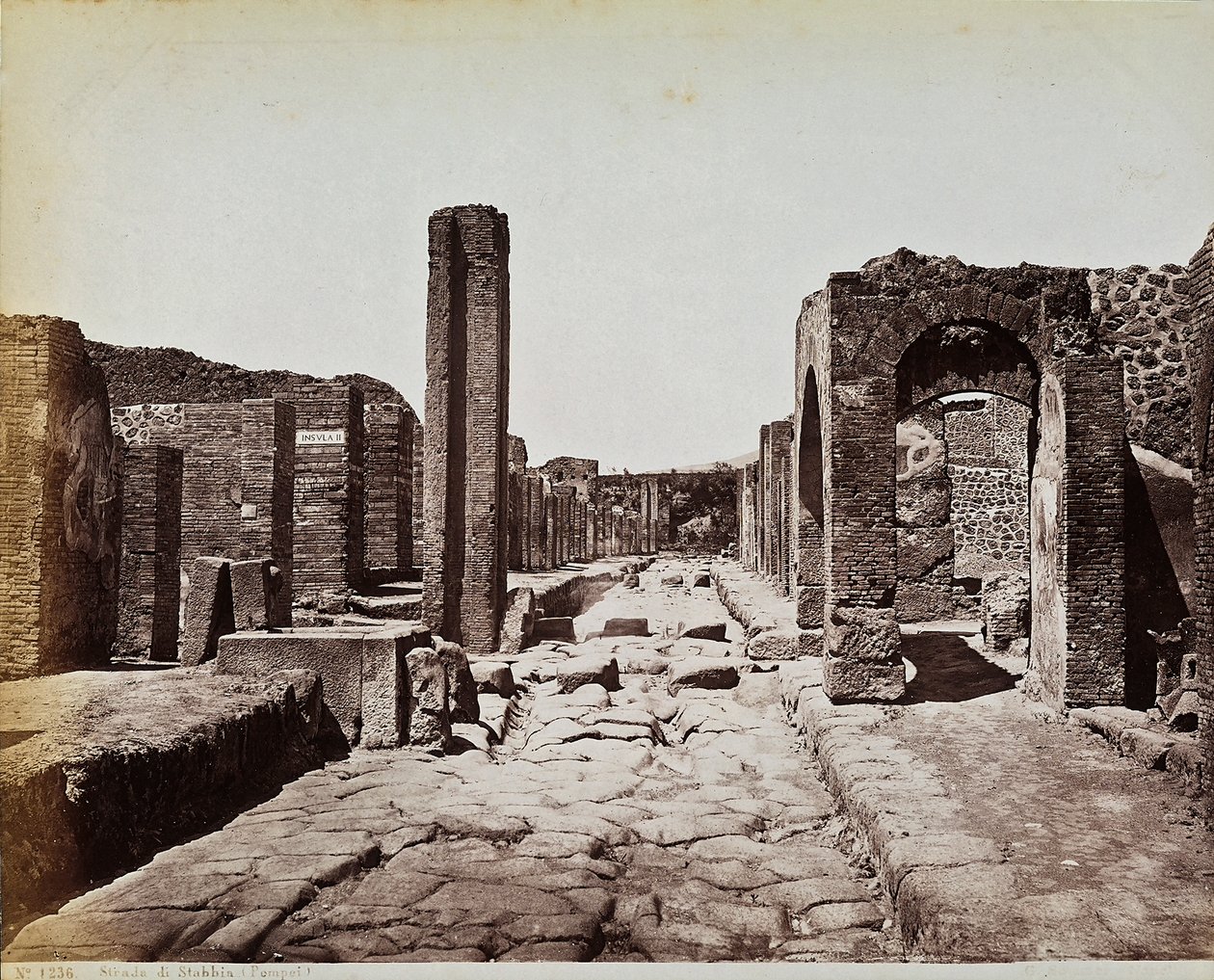 Pompeii arkeolojik sit alanında Strada di Stabia boyunca yapısal kalıntılar by Giorgio Sommer