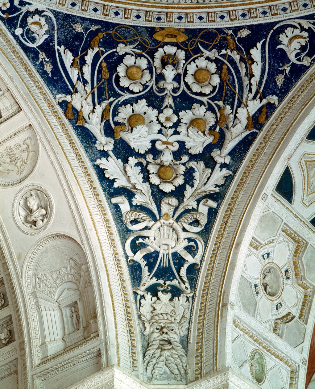 Loggia, çiçek kabartmalarla süslenmiş tonozdaki bir köşebent detayı, 1520