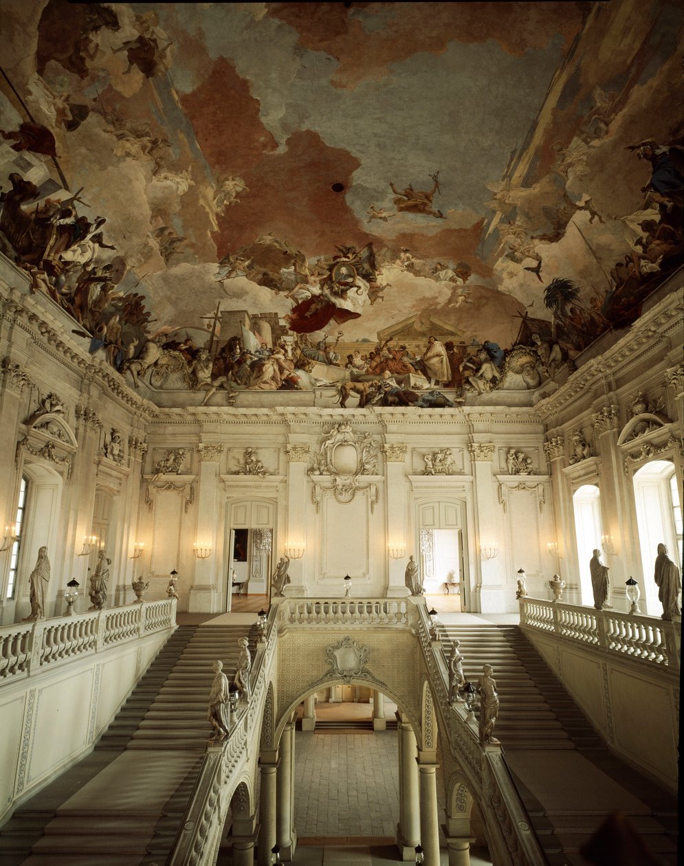Beş Kıtanın Alegorisini temsil eden Giovanni Battista (Giambattista) Tiepolo (1696-1770) tarafından dekore edilmiş Büyük Merdiven ve tavanın görünümü. 1753 Mimar Johann Balthasar Neumann (1687-1753) Germa tarafından gerçekleştirilen Würzburg Sarayı (Würzbu by Giovanni Battista Tiepolo