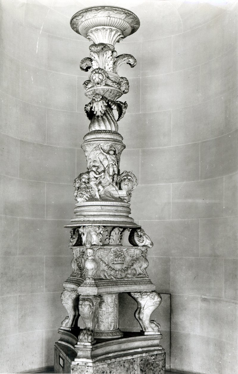 Piranesi tarafından kendi mezarı (mermer) için Roma antik parçaları temelinde tasarlanan şamdan by Giovanni Battista Piranesi
