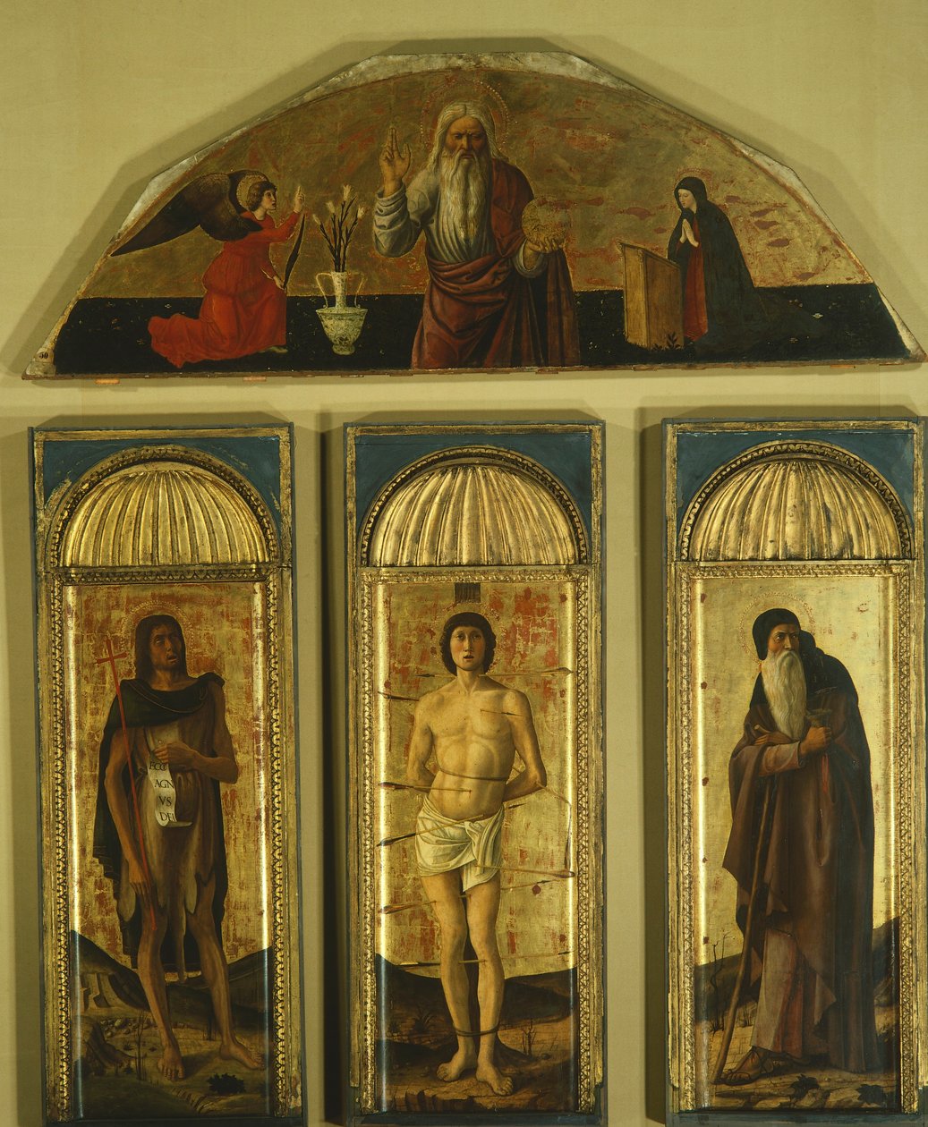 Giovanni Bellini (1431-36 - 1516) ve diğer ressamların St Sebastian Triptych'i, panelde tempera, orta panel 127x48, yan paneller 103x45, lunette 59x170 by Giovanni Bellini