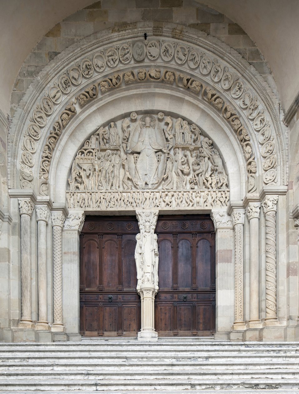 Son Yargı, Saint-Lazare Katedrali
