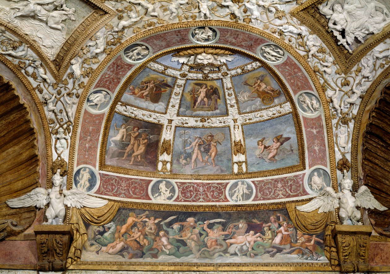 Camera delle Aquile, tritonlar ve centaurlar arasındaki bir savaşın frizini gösteren tavan detayı, mitolojik sahneleri betimleyen bir lunette ve alçı süslemeli bir çerçeve, 1528 fresk ve st by Giulio Romano