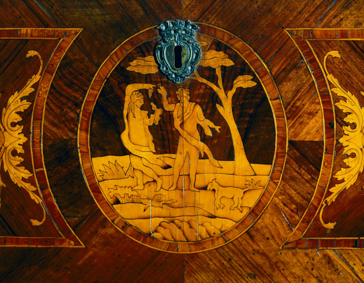 Figürlü kakma, Lombard şifonyerinden detay, Giuseppe Maggiolini tarzında damla yapraklı, İtalya by Giuseppe (manner of) Maggiolini