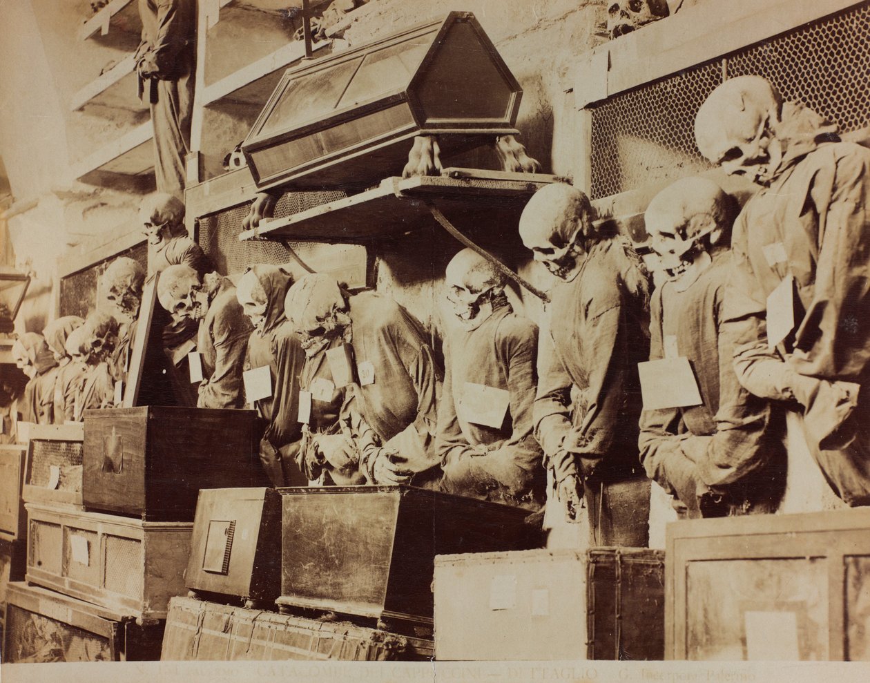 Palermo'daki Capuchin rahiplerinin Yeraltı Mezarlarının Detayı by Giuseppe Incorpora