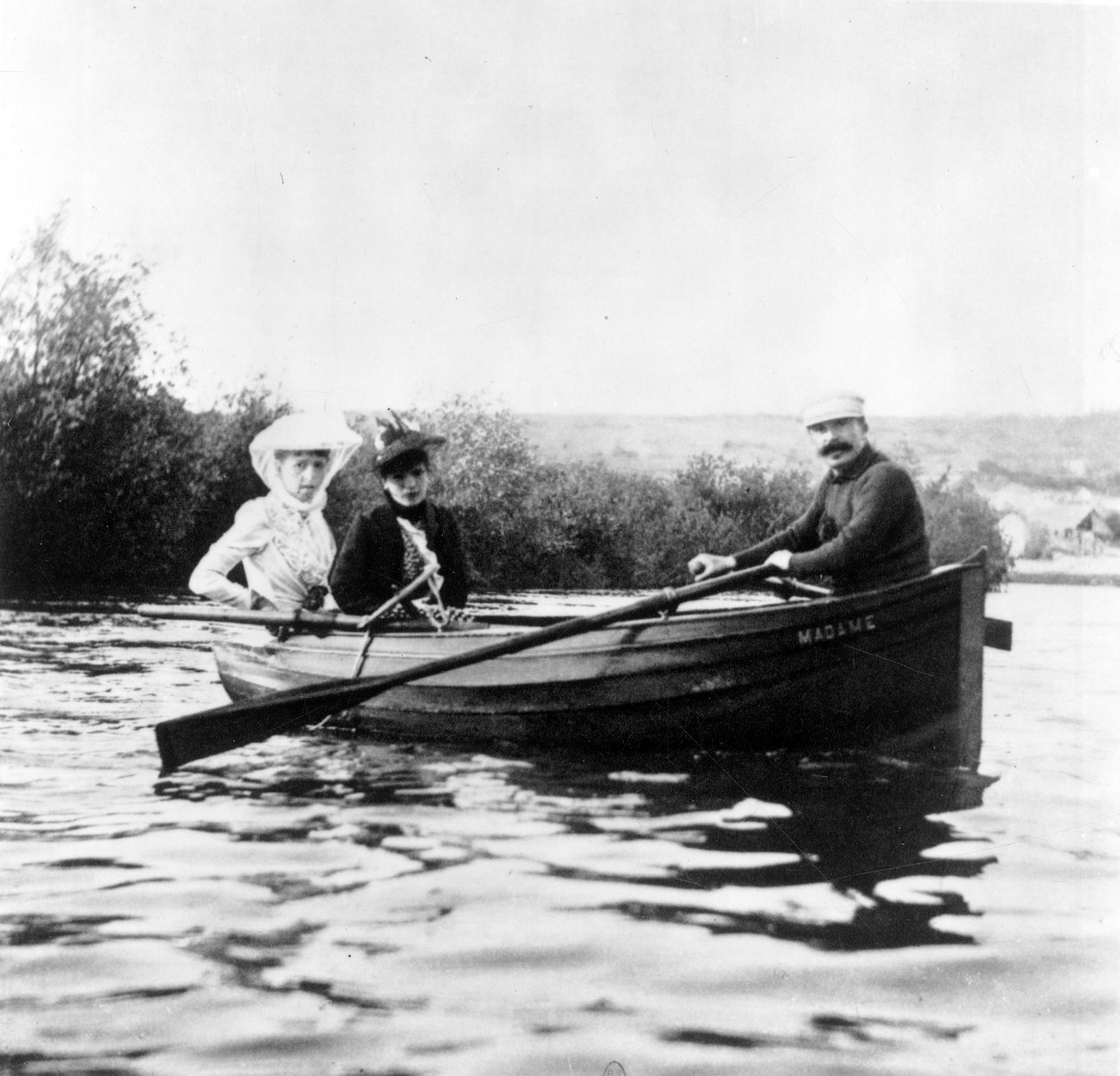 Guy de Maupassant, Genevieve Straus ve Colette Dumas Lippman ile bir teknede, 1889 dolayları by Giuseppe Primoli