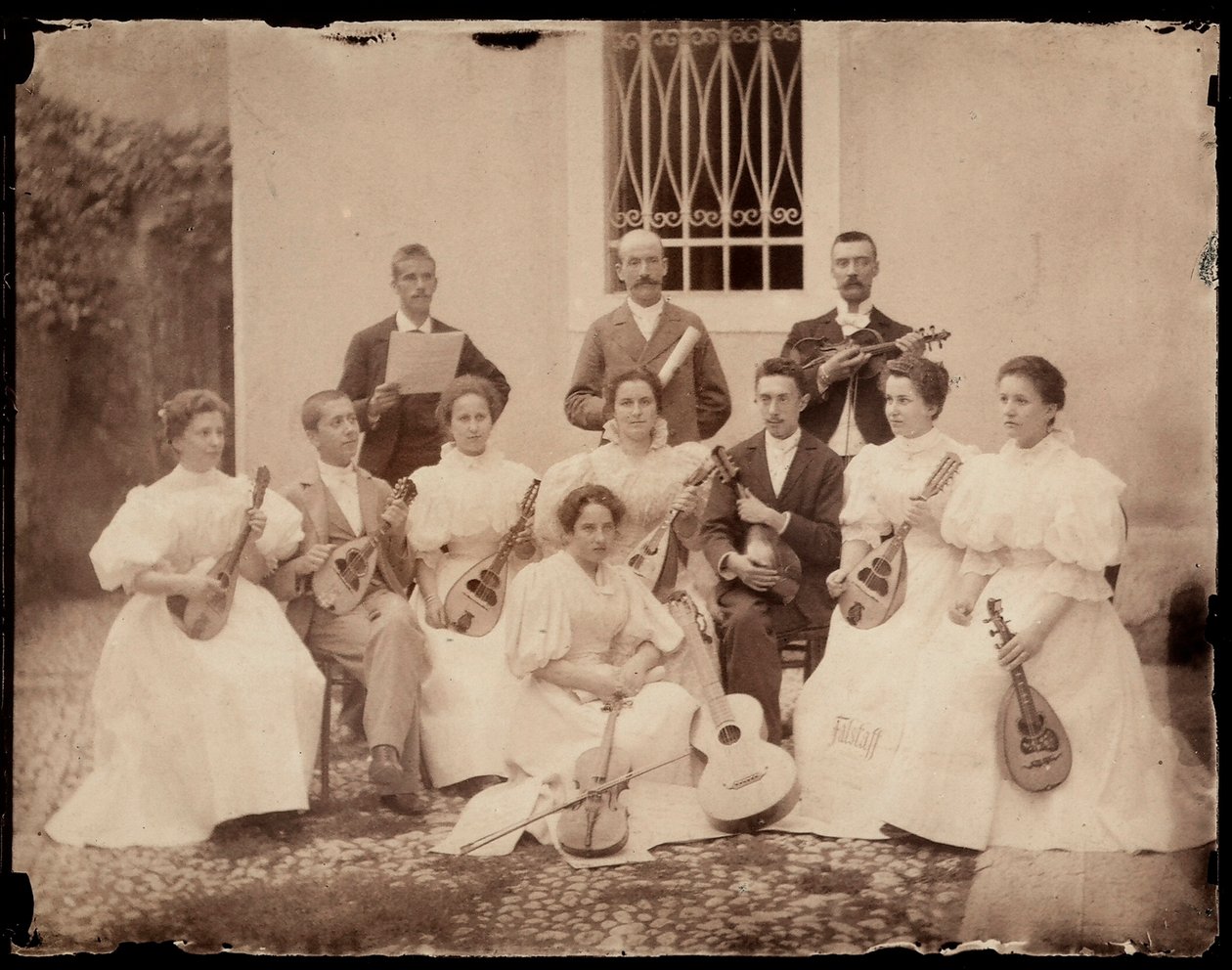 Oturan müzisyenlerin grup portresi, c.1900 by Giuseppe Wulz