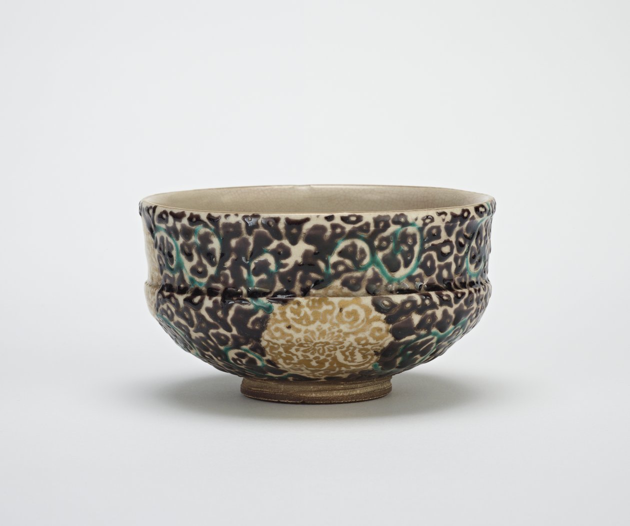 İpek brokar tasarımlı çay kasesi, 19. yüzyıl ortası (şeffaf sır üzerine emaye taşlı) by Gorosuke Shonsui