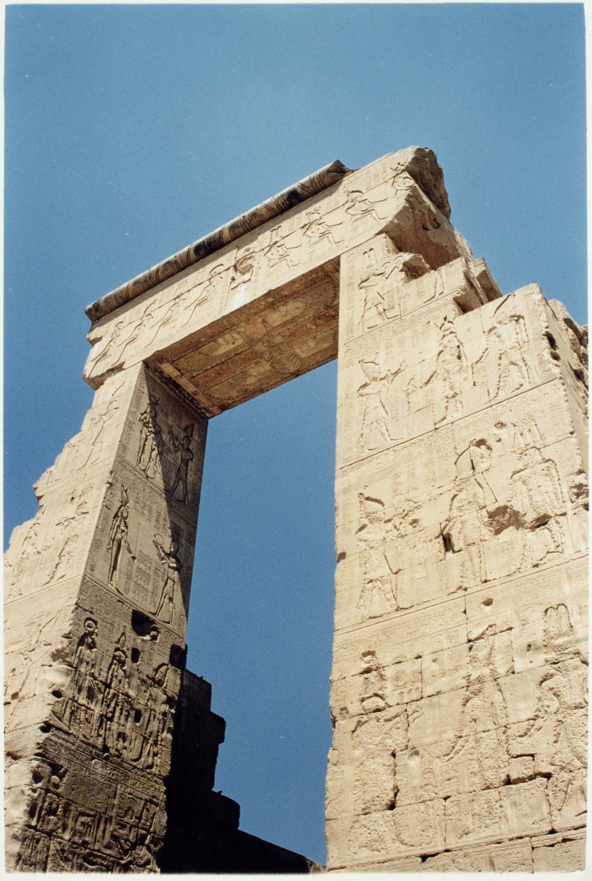 Tapınağın girişindeki Pro-Pylon veya Kuzey Kapısı, tanrılara adak sunan bir firavunu betimliyor, MÖ 125-MS 60 by Greco Roman