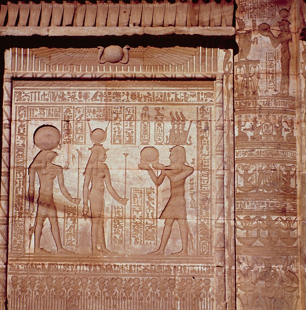 Dendera'daki Roma Doğum Evi veya Mammisi'den Hathor ve Horus'a adak sunan bir firavunu betimleyen kabartma, MÖ 125-MS 60 by Greco Roman