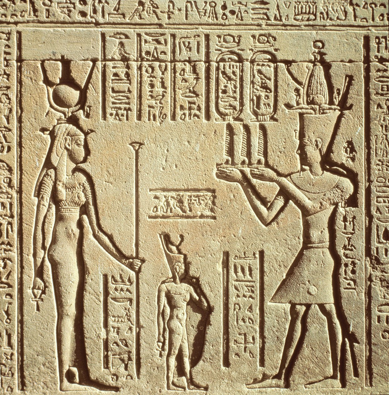 Roma Doğum Evi veya Mammisi'den Hathor'a adak sunan bir firavunu betimleyen kabartma, MÖ 125-MS 60 by Greco Roman