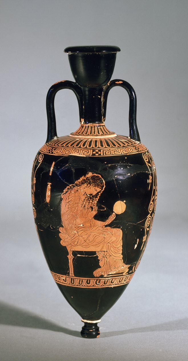 Oturmuş, saçını yapıyor, elinde ayna tutan bir kadını betimleyen amphoriskos (seramik) by Greek