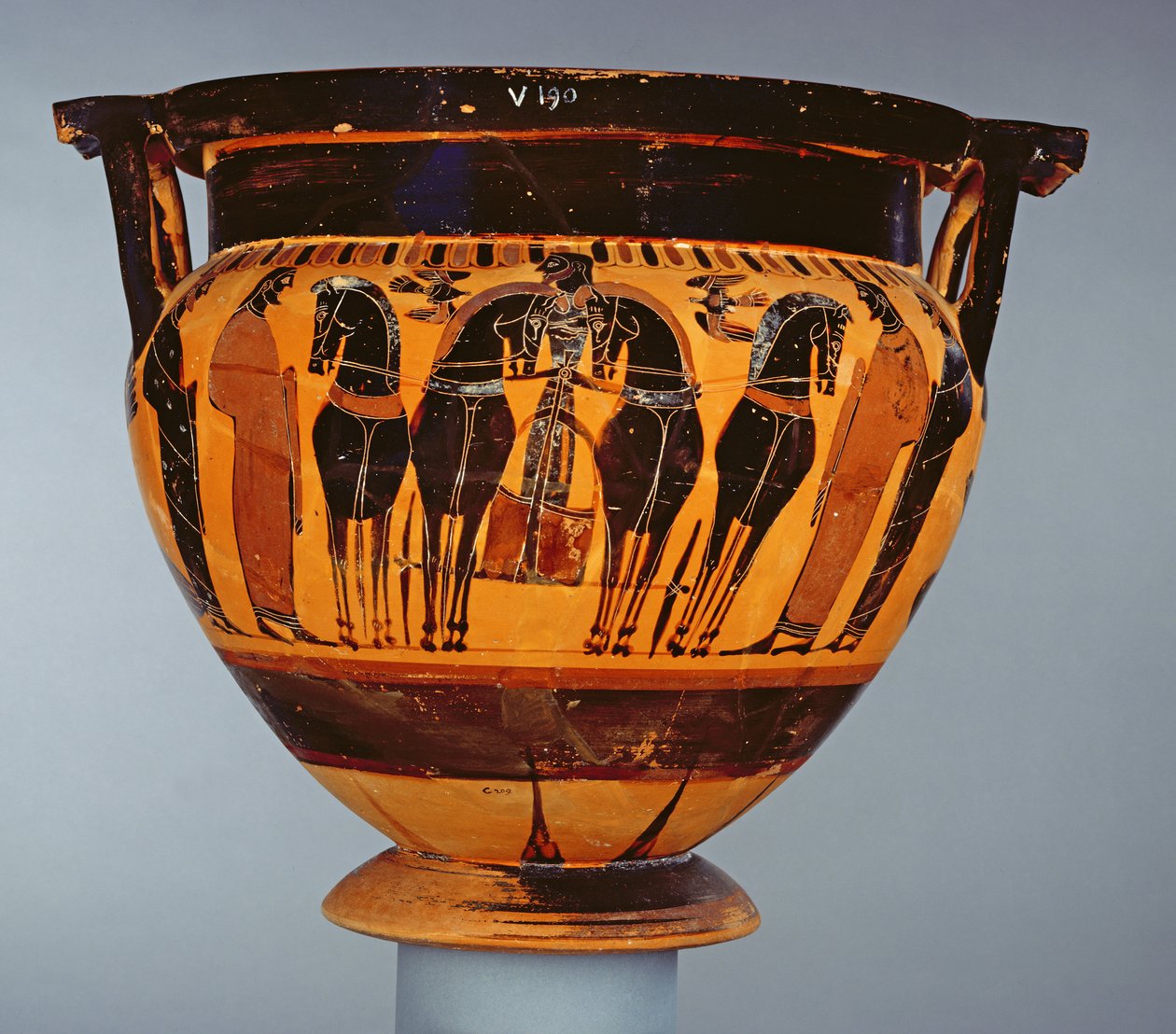Dört atlı bir savaş arabasıyla süslenmiş tavan arası siyah figürlü sütun krateri, Louvre Ressamı F6, Gela'dan, MÖ 575-550 dolayları (seramik) by Greek