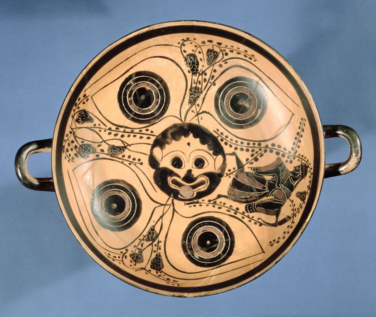 Dört gözle çevrili bir Gorgon başı tondo ile süslenmiş tavan arası siyah figürlü fincan, yaklaşık MÖ 500 (çömlek) by Greek